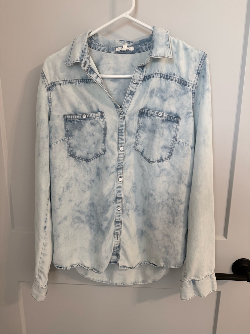 Maurices Light Wash Acid Wash Chambray Button Down Shirt Medium